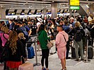 Chaos na londýnském letiti Heathrow (1. ervna 2022)