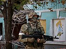 Ruský voják hlídkuje u zniené koly v ukrajinském Mariupolu. (13. ervna 2022)