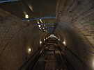 Tunel pro nákladní výtah je dlouhý přes 200 metrů.