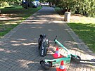 Dva chlapci na sdílené koloběžce se střetli v parku Na Sadech s chodcem.