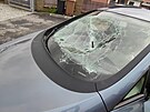 ena po zadren odmtla policistm sdlit, kdo j rozbil eln sklo u auta.