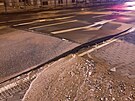 Tlak vody z praskl�ho potrub� na �erot�nov� n�m�st� v Brn� po�kodil silnici.