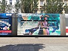 U tramvaj s reklamami na brnnsk divadla jsou okna bn otevena.
