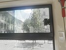 Brnnsk tramvaje s reklamou primtorky Markty Vakov maj okna zabezpeena...