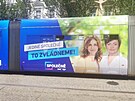 Brnnsk tramvaje s reklamou primtorky Markty Vakov maj u oken nalepen...