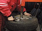 Oprava pokozené pneumatiky je vdy komplikací.