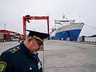 Ruský celník v obchodním pístavu v Kaliningradské oblasti u Baltského moe...