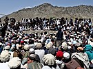 Afghánci ekají na pomoc v oblasti postiené zemtesením. (23. ervna 2022)