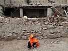 Afghánská dívka sedí ped svým znieným domem po stedením zemtesení. (23....
