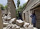 Ruiny jednoho z dom v Afghánistánu, který zasáhlo stedení zemtesení. (23....