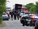 V pondlí veer nala americká policie v nákladním prostoru kamionu na okraji...