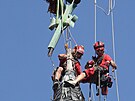 Horolezci pracovali ve výšce 42 metrů.