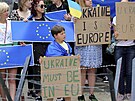 Demonstranti podporují vstup Ukrajiny do EU bhem summit EU v Bruselu. (23....