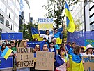 Demonstranti podporují vstup Ukrajiny do EU bhem summit EU v Bruselu. (23....
