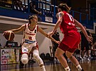 �eská basketbalistka Eli�ka Hamzová (vlevo) v zápase s Polskem