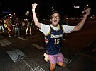 Fanouek v dresu Denver Nuggets slaví slaví vítzství Colorado Avalanche ve...