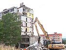Demolice panelovho domu v Janov.