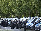 Policie si pipravuje své vybavení ped demonstrací proti summitu zemí G7 v...