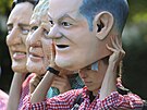 Aktivisté z organizace Oxfam si nasazují obí hlavy zobrazující vdce zemí G7 a...