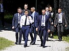 Francouzský prezident Emmanuel Macron se prochází se svou delegací ped...