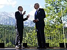 Nmecký kanclé Olaf Scholz a americký prezident Joe Biden na summitu G7 spolu...