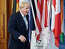 Britský premiér Boris Johnson pichází na televizní interview bhem summitu G7....