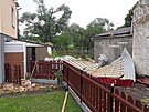 Prudký vítr pokodil stechu rodinného domu v Radonicích na Domalicku.