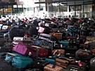 Na londýnském letiti neustále roste hromada kufr