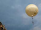 <p>Oslavy předsednictví ČR v Radě EU. Vzlet balónu s akrobatkou nad srdcem metropole (Praha, 25.06.22).</p>