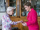 Britská královna Albta II. a skotská premiérka Nicola Sturgeonová (Edinburgh,...