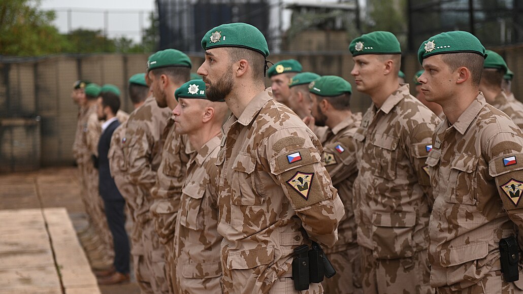 etí vojáci na velitelství unijní výcvikové mise v malijském Bamaku. (20....