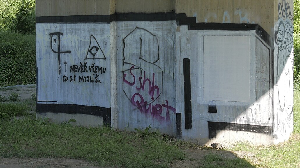 Sololitová deska pro street art, která má rozm�ry 0,9 krát 1,2 metru, je...