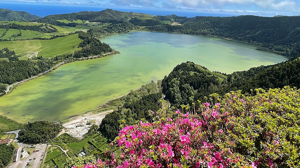 Kouzelná vyhlídka. Pohled na jezero Lagoa das Furnas.