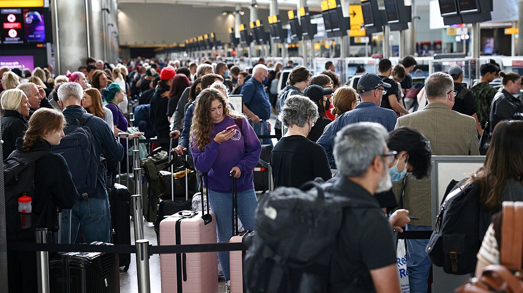 Fronty cestujících v odletovém terminálu 2 na leti�ti Heathrow v Londýn�. Velká...