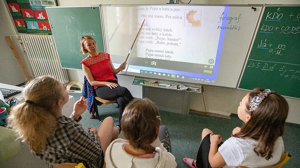 Asistentka pedagoga vysvtluje ukrajinským ákyním významy slov, která zrovna...