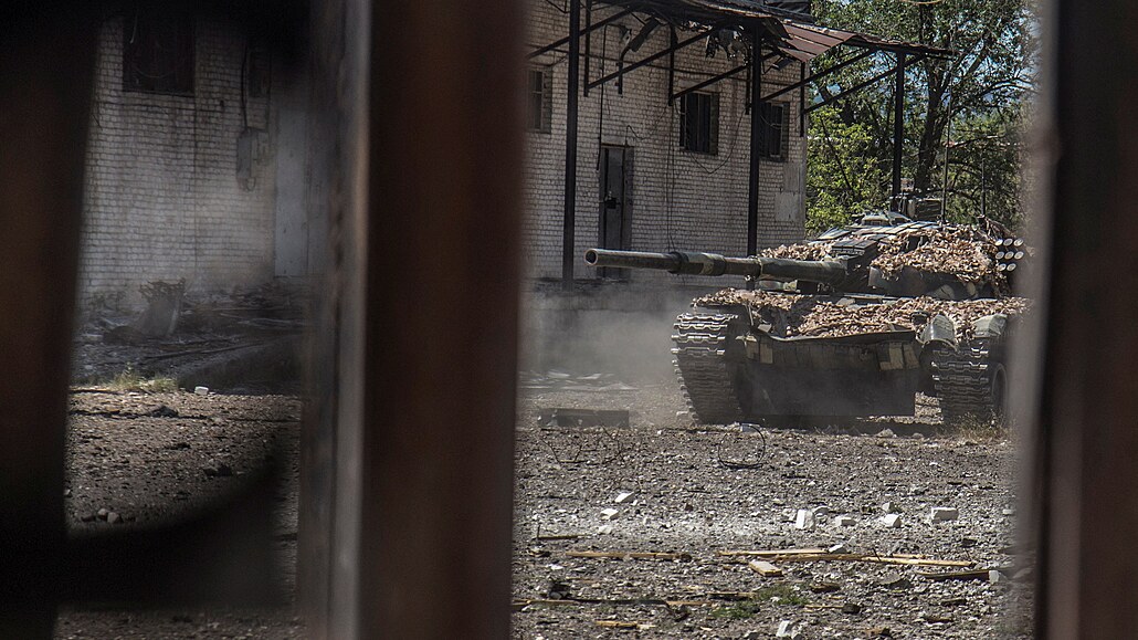 Tank ukrajinských ozbrojených sil je vidt v prmyslové oblasti msta. (21....