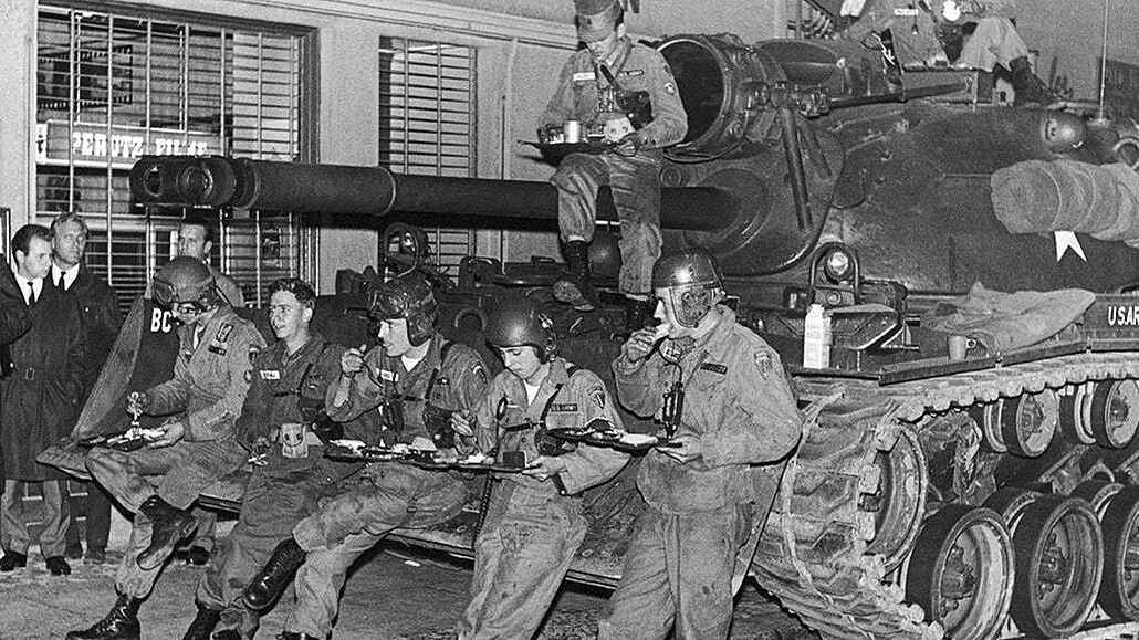 Amerití tankisté jedí u tank za berlínské krize, aby se mohli hned od prvního...