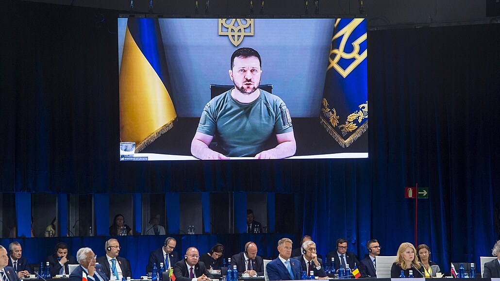 Ukrajinský prezident Volodymyr Zelenskyj se pipojil na jednání lídr NATO...