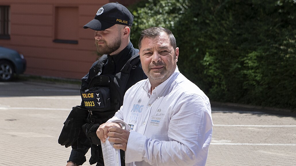 Policisté k soudu přivádějí k soudu Mateje Augustína, který patří k obviněným v...