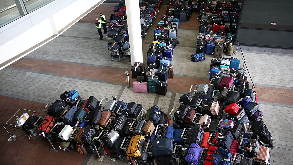 Na londýnském leti�ti Heathrow nestíhají odbavit zavazadla cestujících. (19....