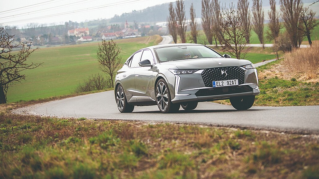 DS 4 E-Tense je i v nejvýkonnjí verzi PureTech 225  zameno na komfort a...