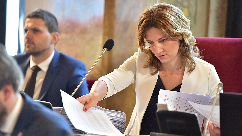 Brn�nská primátorka Markéta Va�ková (ODS) s kolegy na jednání zastupitel� 21....