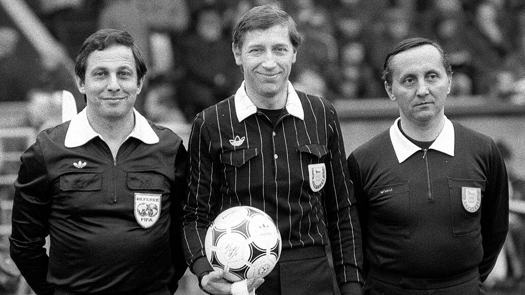 Fotbalový rozhodí Ivan Grégr (vlevo) na snímku z roku 1986.