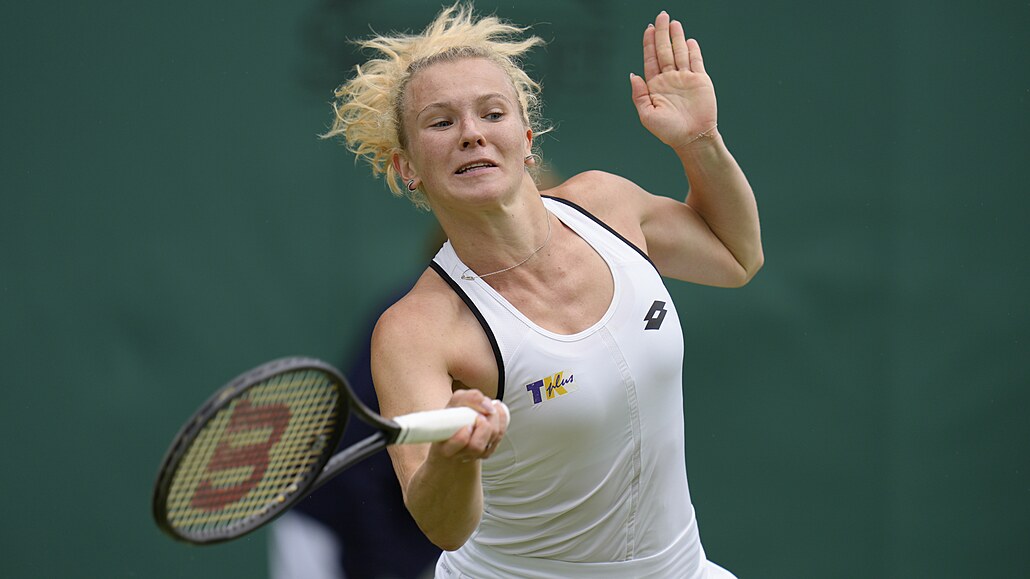 Kateina Siniaková v duelu 1. kola Wimbledonu s Polkou  Majou Chwaliskou.