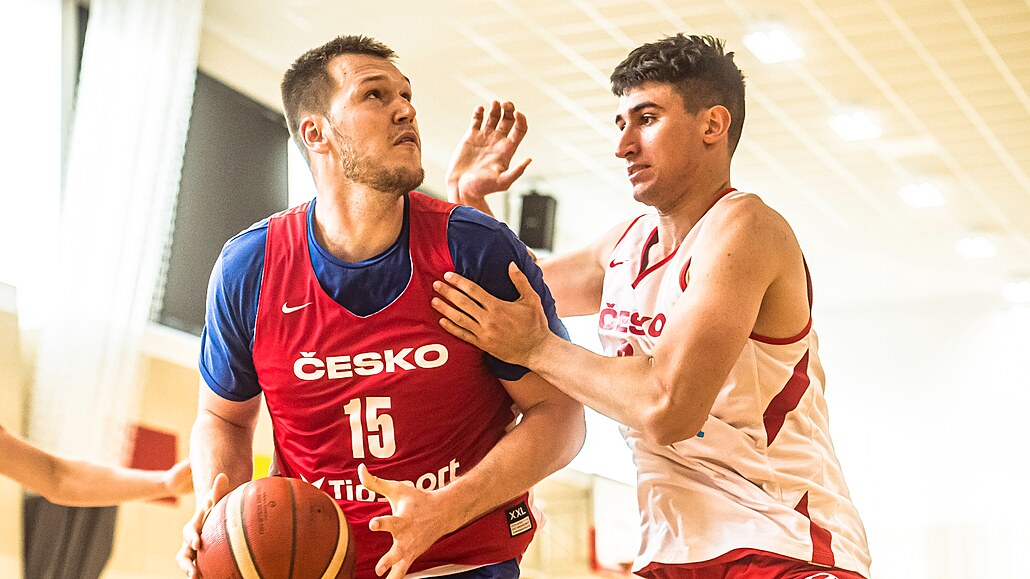 Martin Peterka (vlevo) a David Böhm na tréninku basketbalové reprezentace