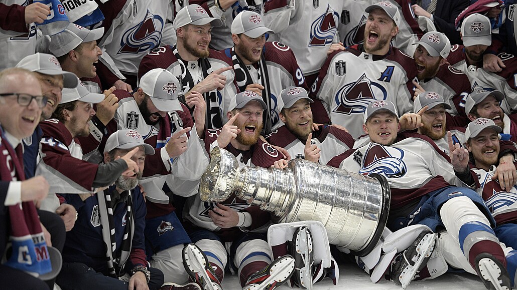 Hokejisté Colorado Avalanche slaví zisk Stanley Cupu.