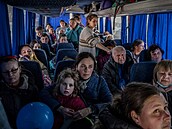 Ukrajinští uprchlíci na polsko-ukrajinském hraničním přechodu Medyka (28....