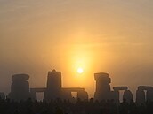 Asi �est tisíc lidí oslavilo u kamenného kruhu Stonehenge letní slunovrat. Akce...
