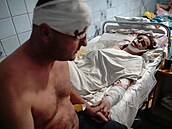 Pár zraněný při ruském útoku na nákupní středisko v Kremenčuku se drží v...