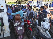 Nával u benzinek. Indičtí motoristé profitují z levnější ropy.